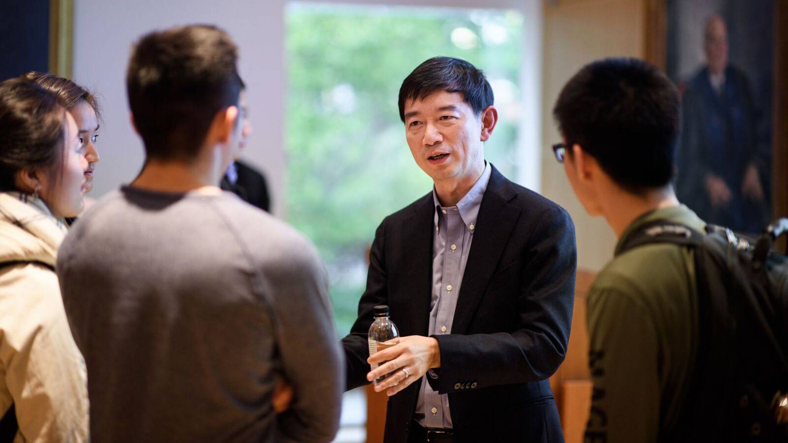 James Mi speaking to others