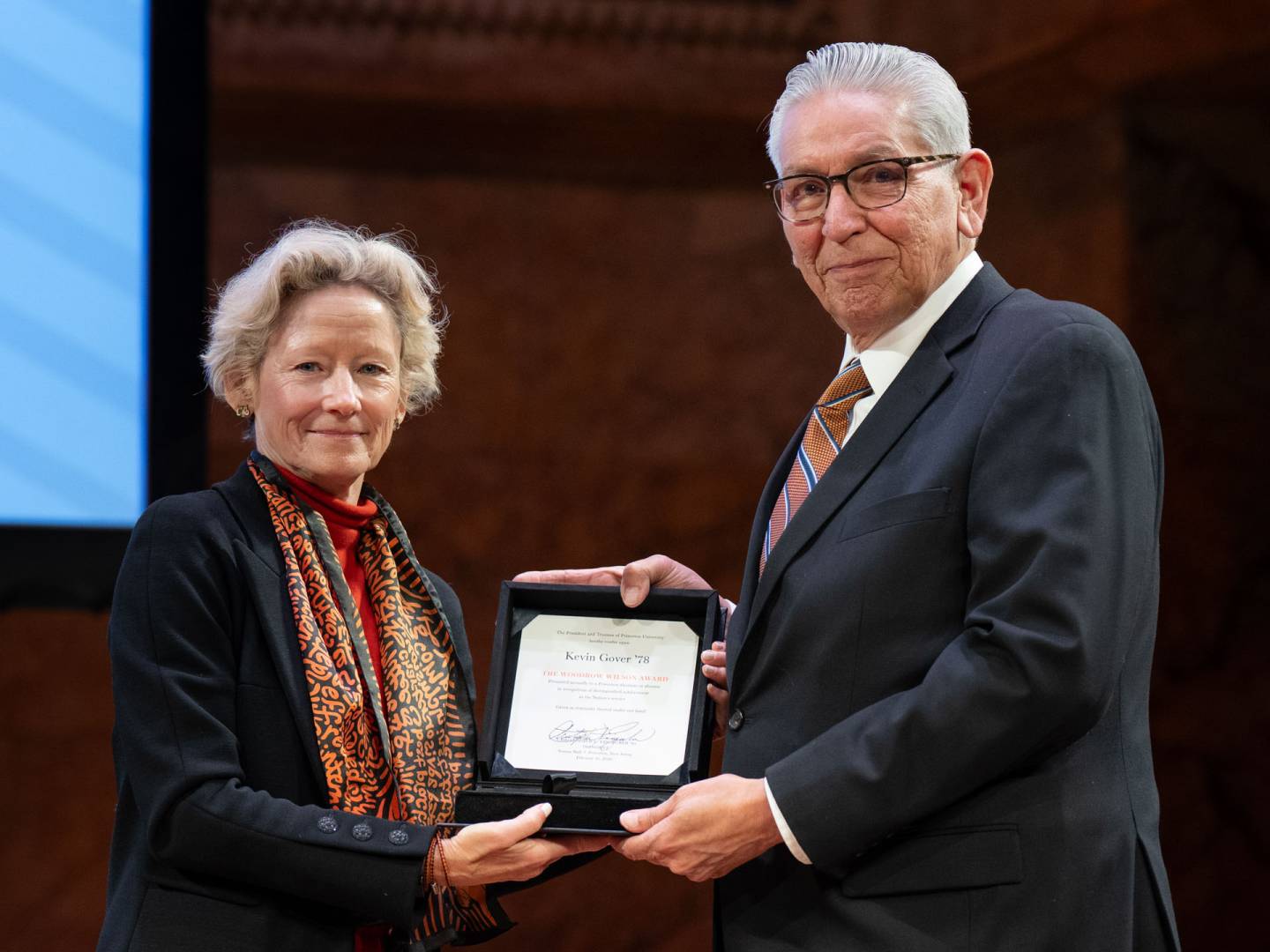 Louise “Weezie” Sams presents award to Kevin Gover.