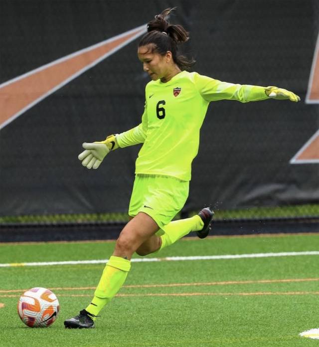 Ella Gantman ’23 playing soccer